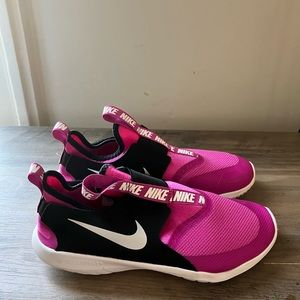 NEW fits womans 7 Nike flexrunner shoe.